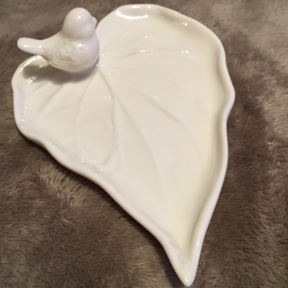 Bird on leaf trinket/jewelry tray. Off white in color,see pics for measurement - Picture 2 of 8
